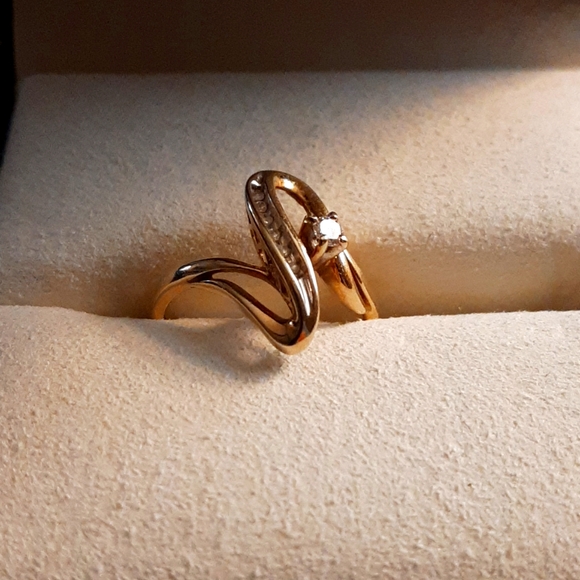 Ladies 10k Yellow gold ring - Picture 2 of 5